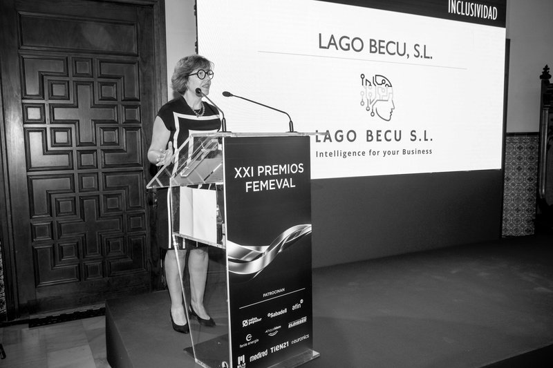 Panel del acto de entrega de los premios FEMEVAL con el logotipo de Lago Becu y la categoría Inclusividad.
